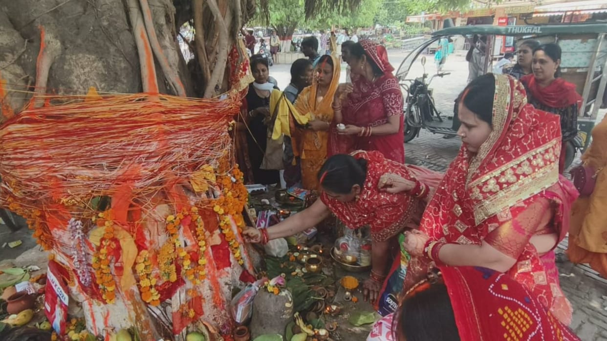 Vat Savitri Vrat Women fast and worshipped Yam dev in varanasi for good fortune