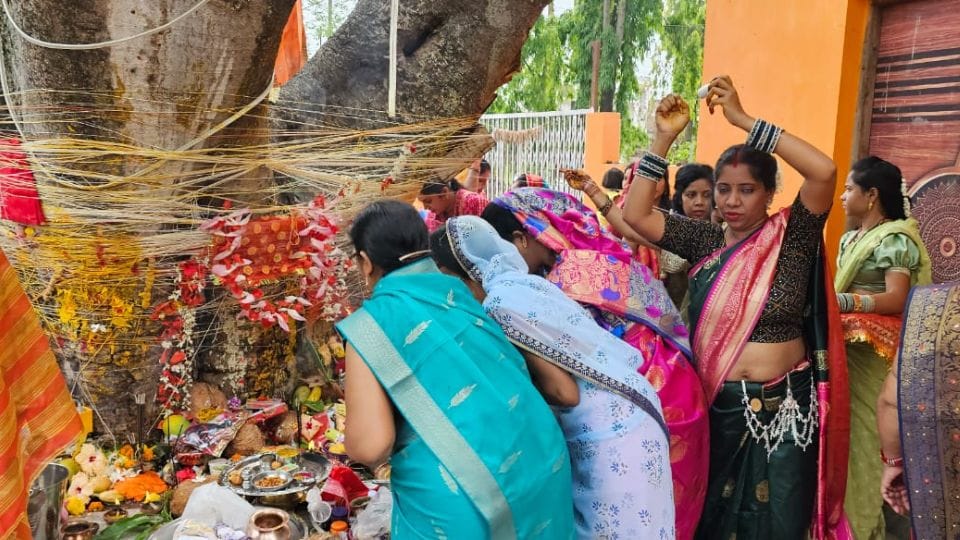 married women worshiped Vat Savitri for long life of their husbands in Jagdalpur