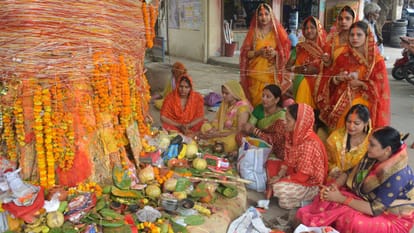वटवृक्ष की पूजा करतीं महिलाएं।