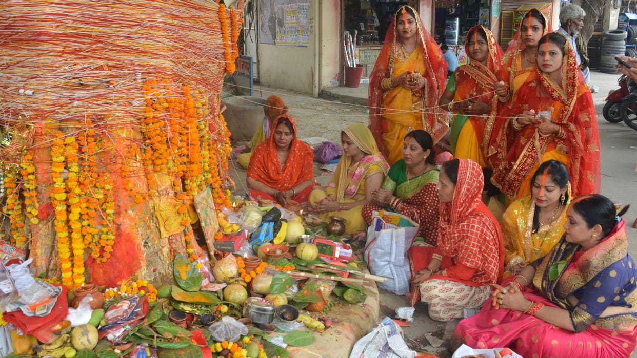 Rohini Nakshatra and Dhriti Yoga today married women kept Vat Savitri fast worship Satyavan and Yamraj