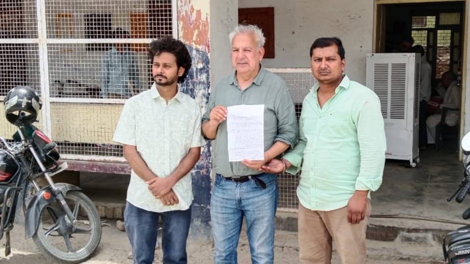 foreign tourist and his friend beaten up by hotel staff in Kasganj who had come to India