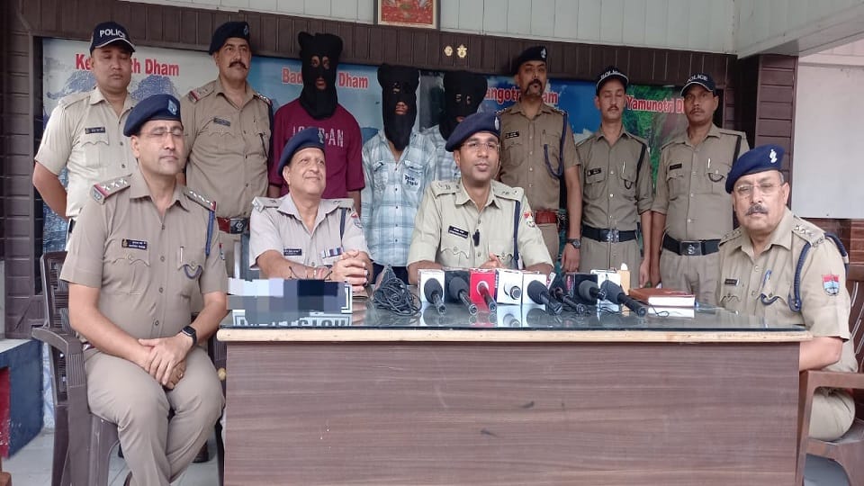 Three including two real brothers arrested with 124 grams of smack in kichha
