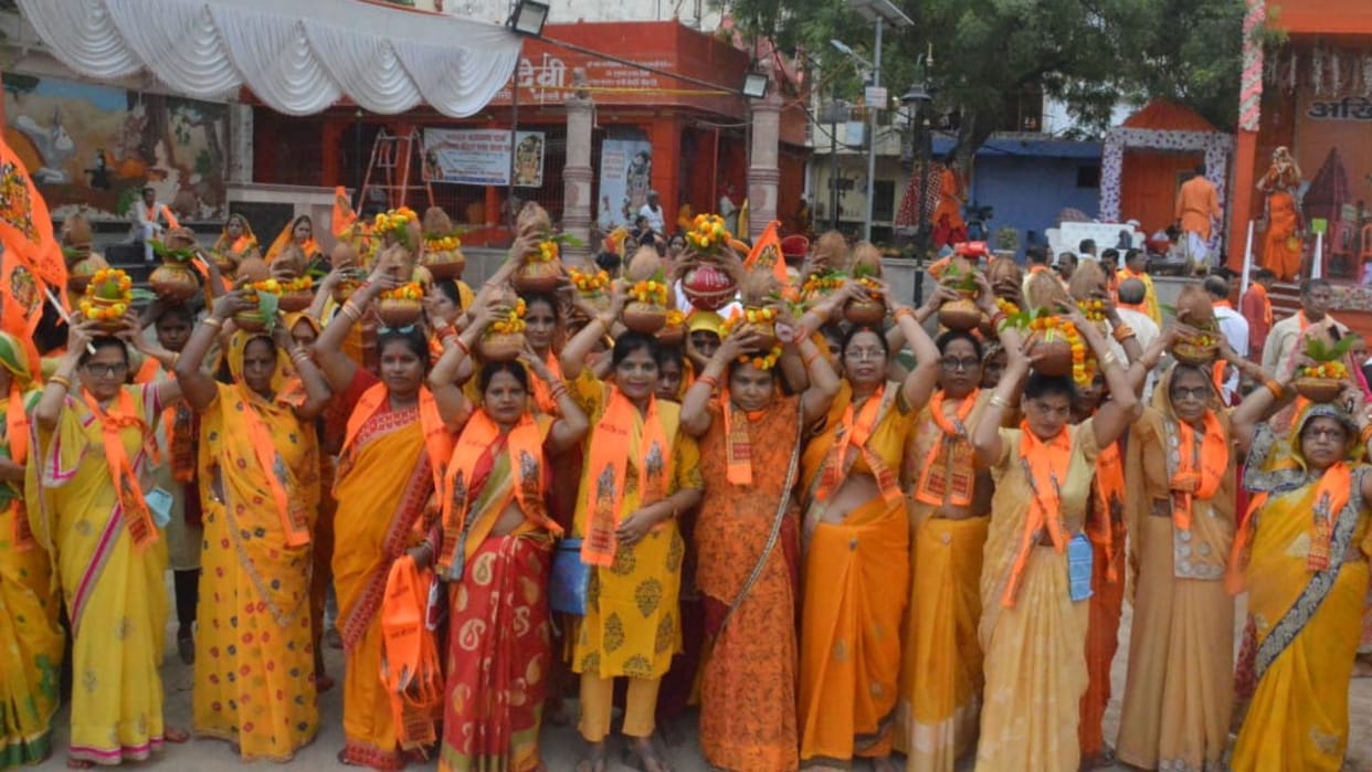 many women took out Kalashyatra in varanasi Ganga of Shri Ram Katha flowed
