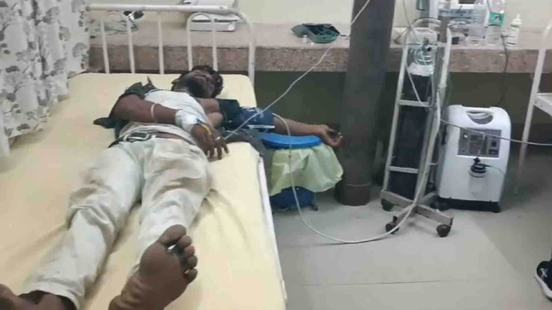 अस्पताल में भर्ती घायल युवक।