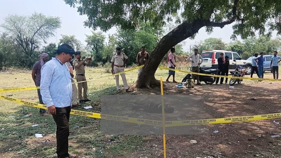Dead body of person found under neem tree behind liquor distillery in Mungeli