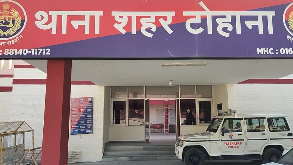 Cash Loot from liquor store in Tohana