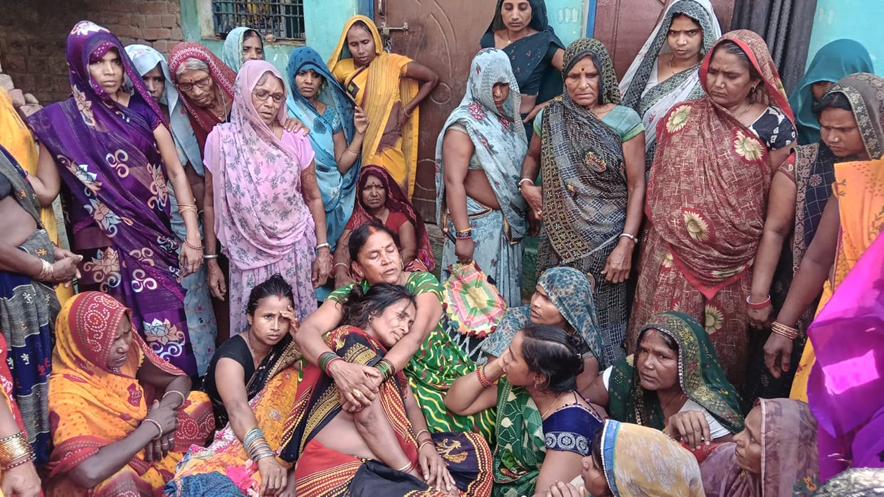 dead Body of a young man found hanging tree in bhadohi police investigating murder and suicide