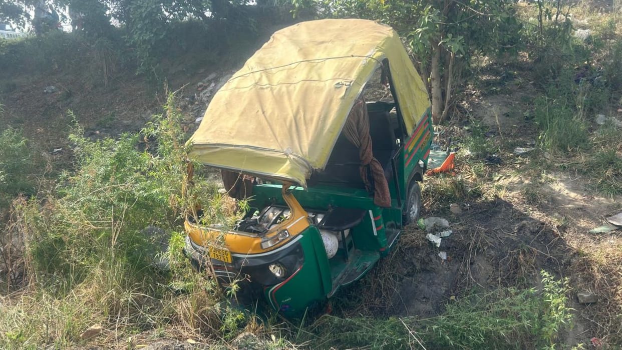 road accident in azamgarh old man died and six people injured