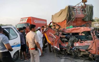 Indore: A truck carrying vegetables to Agra was hit by another truck, driver trapped in the cabin died, cleane