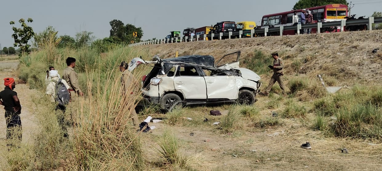 Fatehpur accident, Car overturned on highway, young men fell out breaking the window glass, three died