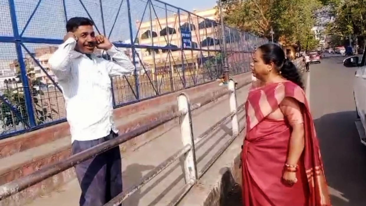Bhopal mayor made person throwing garbage in small pond hold her ear mayor had come to inspect ponds