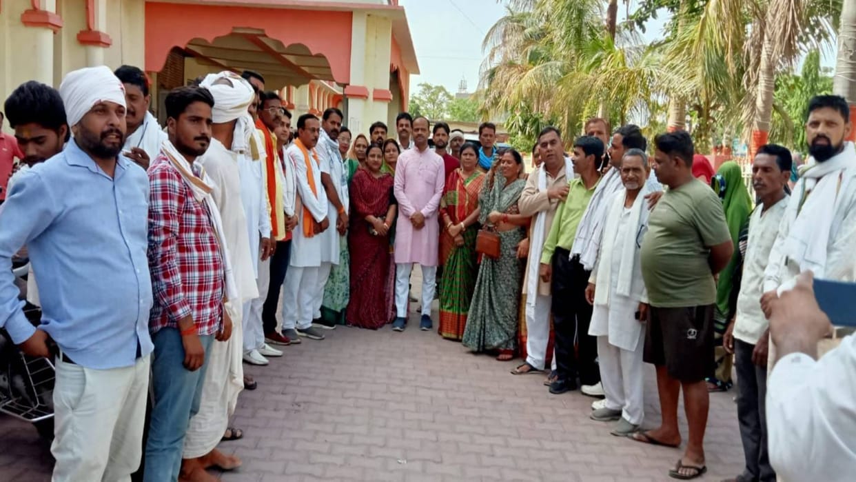 Tikamgarh Leader of opposition broke pot over water problem made serious allegations against municipality