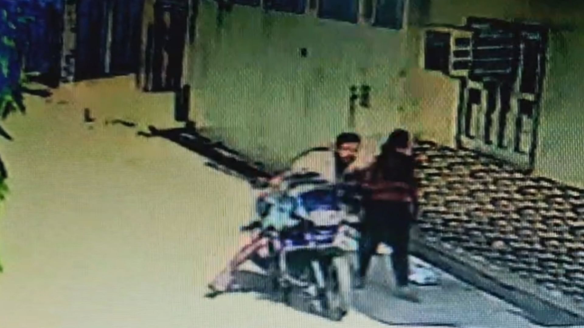 मुजफ्फरनगर में छात्रा के साथ सरेआम छेड़छाड़।