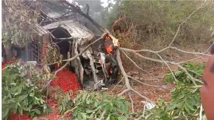 Road Accident: ओडिसा से सब्जी लेकर आ रही पिकअप पलटी, लगी आग; ड्राइवर ने किसी तरह से बचाई अपनी जान