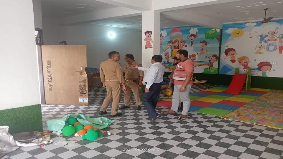 Goods worth lakhs stolen by breaking the lock of play school