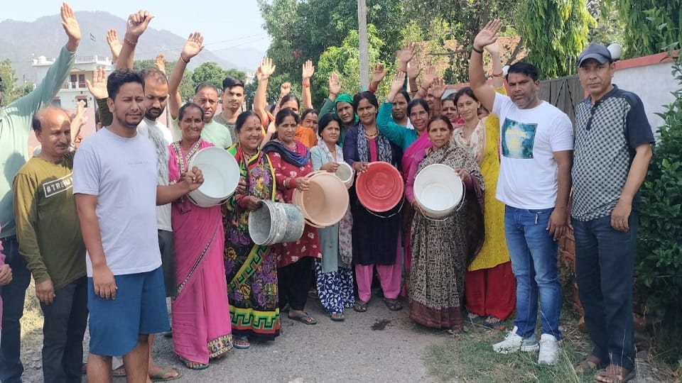 People troubled by the shortage of drinking water prptest against with empty utensils in haldwani