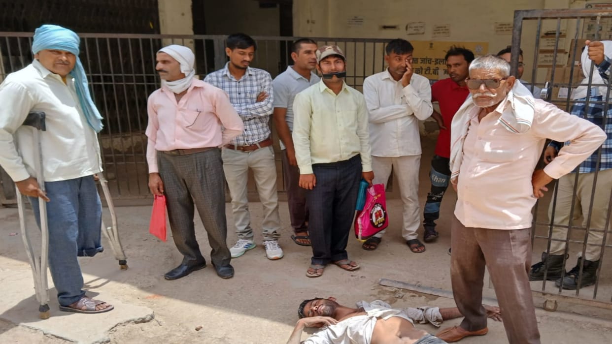 Bharatpur : Terror of pickpockets, people in the hospital beat up the thief who picked the patient's pocket