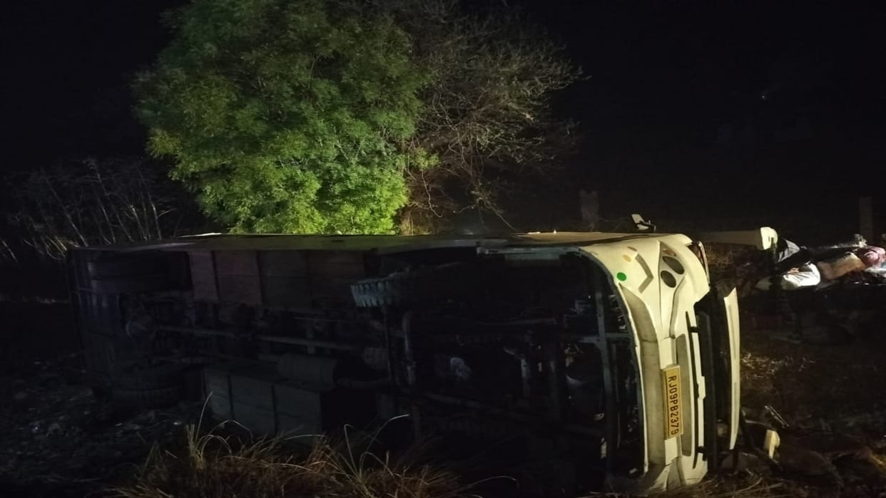 Dausa News: Bus carrying passengers returning from religious pilgrimage overturns, 17 injured