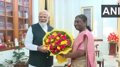 राष्ट्रपति से मिले कार्यवाहक प्रधानमंत्री नरेंद्र मोदी।