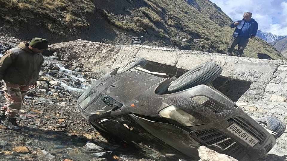 vehicle went out of control and overturned on the road on the Adi Kailash Yatra route