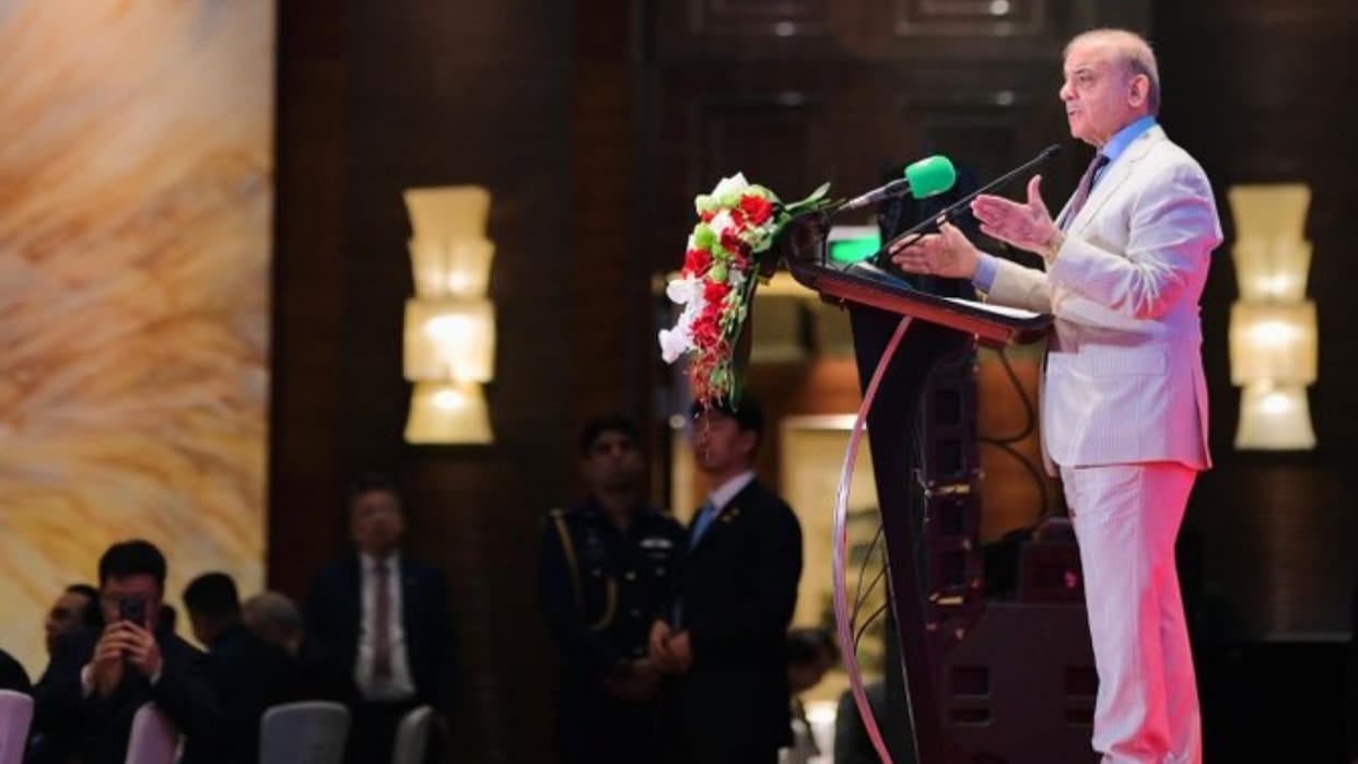 Shehbaz Sharif met Chinese Prime Minister vowed to protect the CPEC corridor