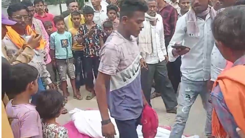 शव रखकर प्रदर्शन किया