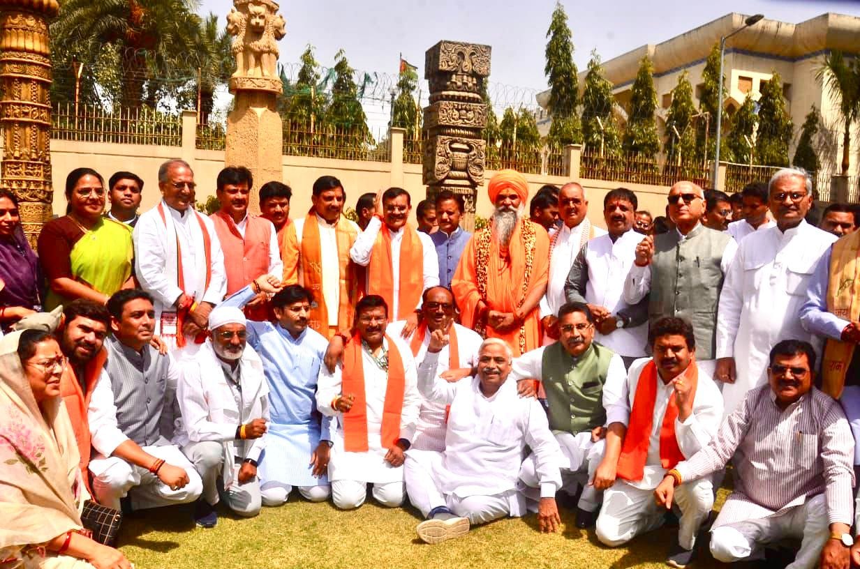 MP News: MPs raised slogans of Narendra Modi Zindabad in MP Bhawan, 400 leaders will attend the oath ceremony.