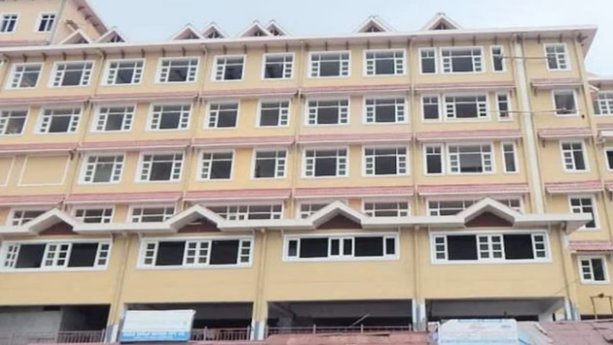 Doctors are also doing first aid work in DDU Hospital Shimla