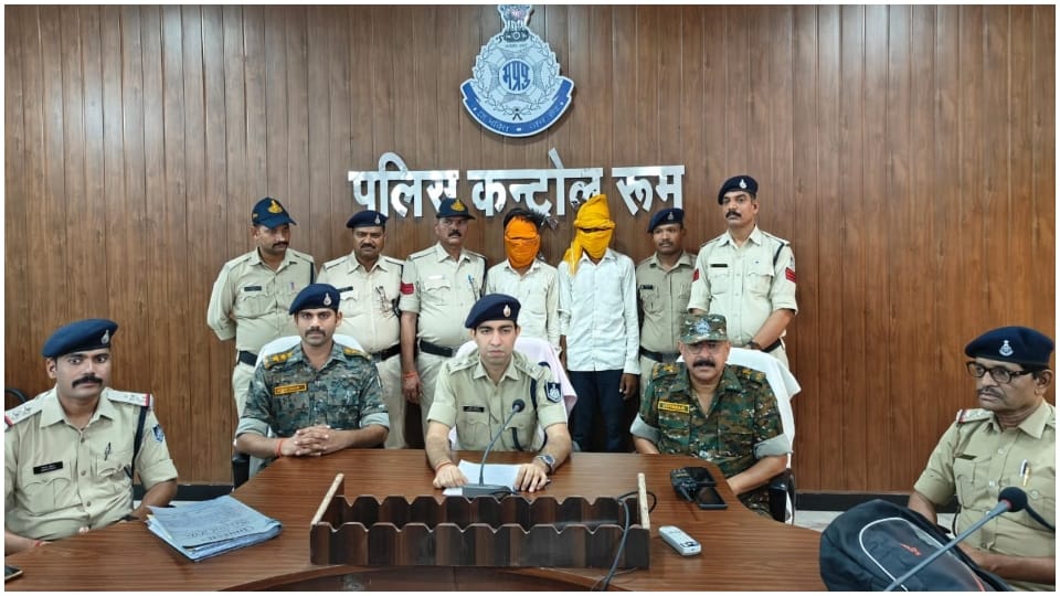 पुलिस गिरफ्त में आरोपी।