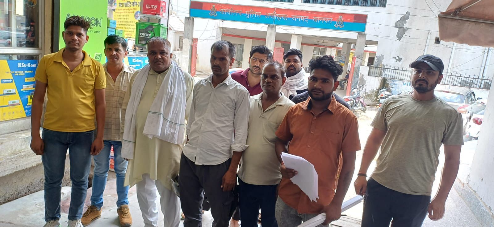 पीड़ित सुरक्षागार्डों ने एसपी से शिकायत की।