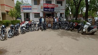 Mathura police caught a vicious thief who is expert in stealing bikes 20 bikes recovered