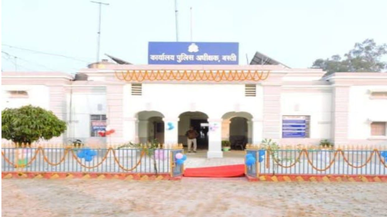 Seeing the doctor female friend in the CO's official residence in Basti, the wife started beating her