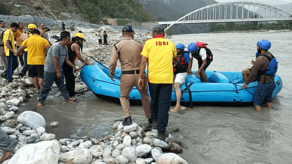 four people Rescue and trapped after raft capsized in Chamoli-Langasu