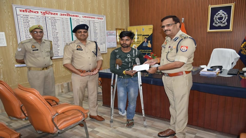 Etah Police helped young man who lost his leg and his father in accident