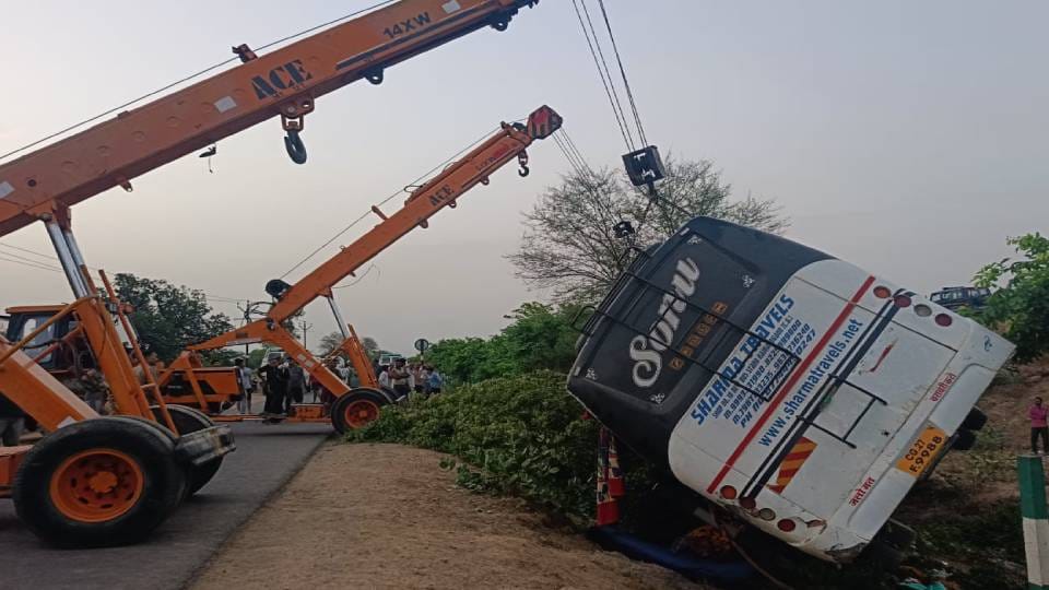 bus full of devotees overturned on Expressway two people including girl died while 35 injured in firozabad