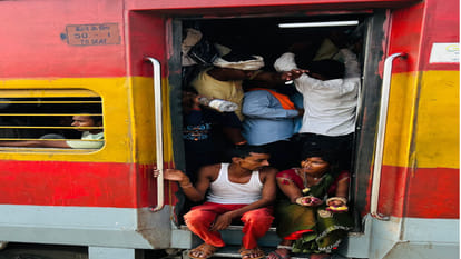Now the crowd is returning after the elections, seats in trains are full from Gorakhpur