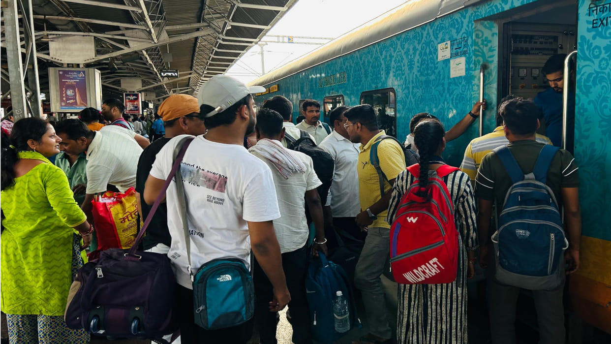 Now the crowd is returning after the elections, seats in trains are full from Gorakhpur