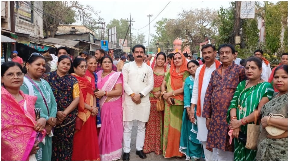 भाजपा नेताओं ने मनाया जश्न।