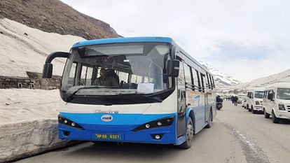 Rohtang craze: 10 HRTC electric buses leaving from Manali every day, all packed