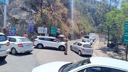 Tourists stuck in traffic jam in Nainital