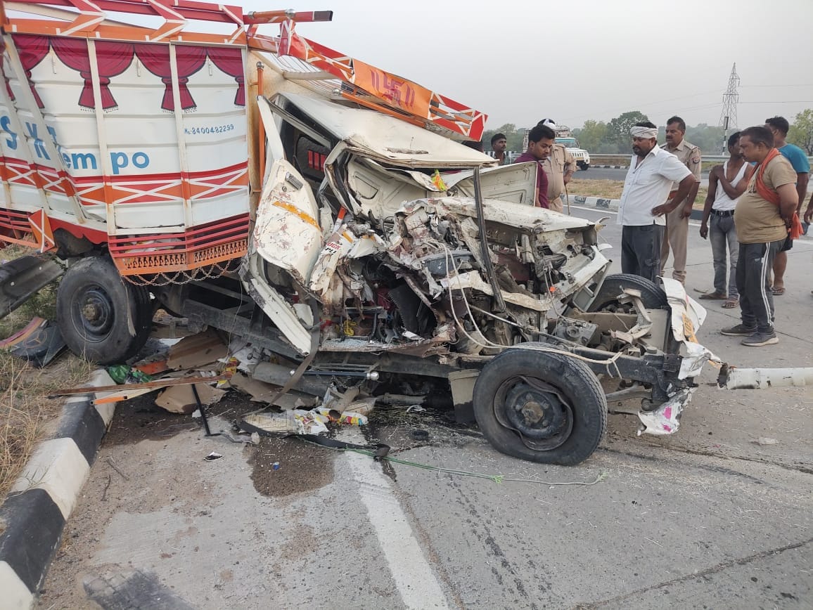 Two drivers died in road accident due to collision trailer and two pickup trucks in jaunpur