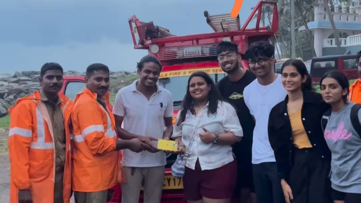 Kerala: While enjoying waves in Kerala, she lost her mobile, she could not find it, police came forward, then.