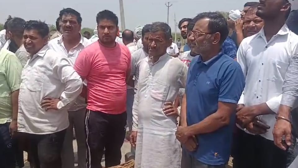 An 11000 volt wire fell on a farmer travelling on a motorcycle in loni Ghaziabad he died on the spot