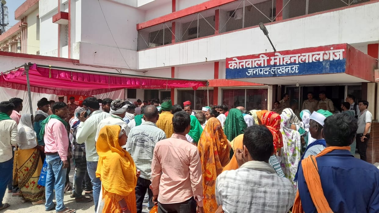 Farmers protest in a thana in Mohanlalganj.