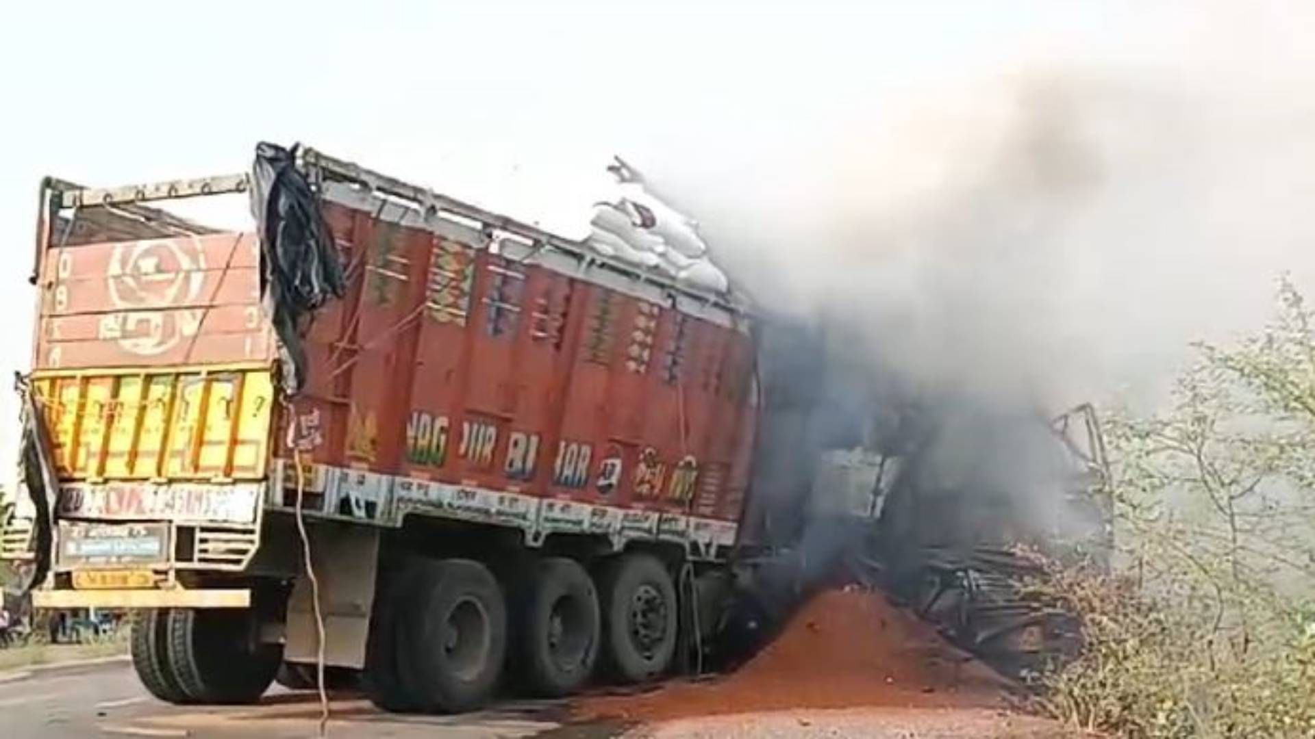 Mp News Fire Broke Out After Collision Between Two Trucks In Rewa Four