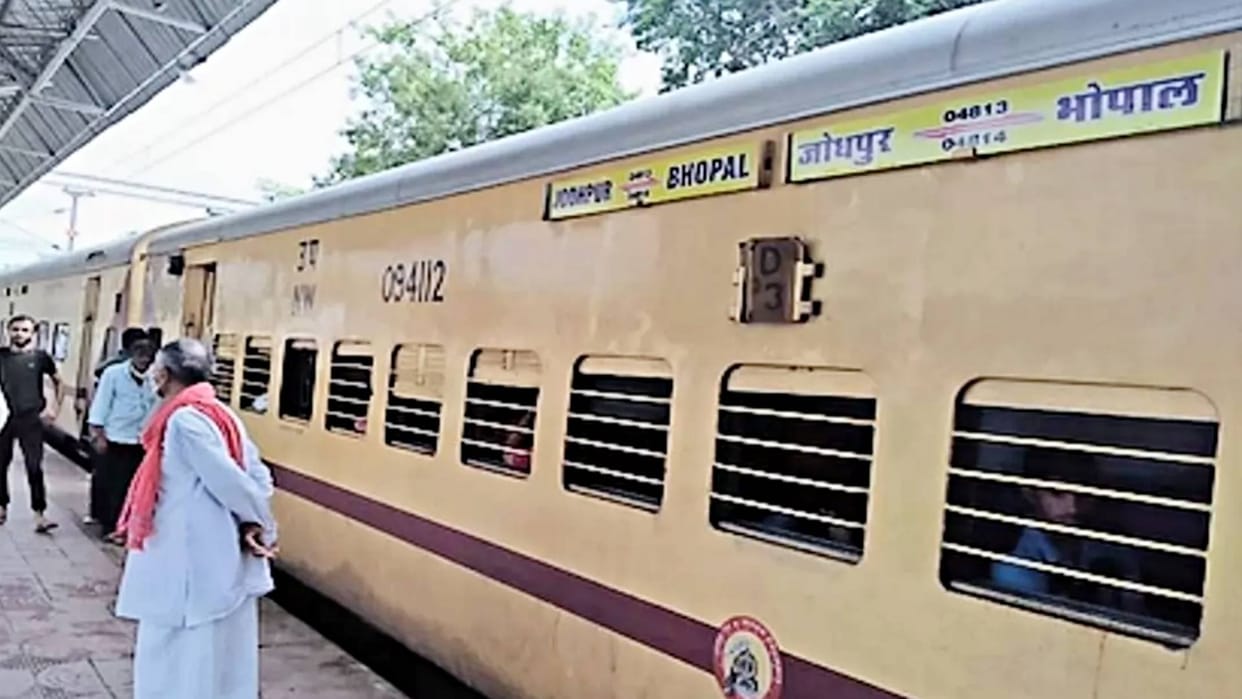 Train Incident Bhopal-Jodhpur Express train split into two parts after coupling broke
