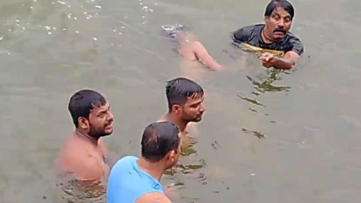 Bhopal One of four friends who went to take bath in Badi Talab drowned divers found body after hard work