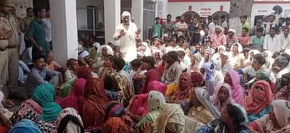 थाने में हंगामा करते परिजन।