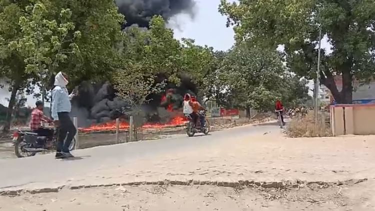 Varanasi News: जल जीवन मिशन के लिए रखी पाइप में अचानक लगी आग, धू-धू कर जली; कड़ी मशक्कत के बाद पाया गया काबू