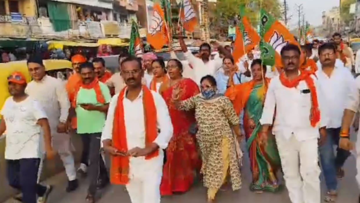 third time Modi government in india BJP workers distributed sweets burst crackers and flag march